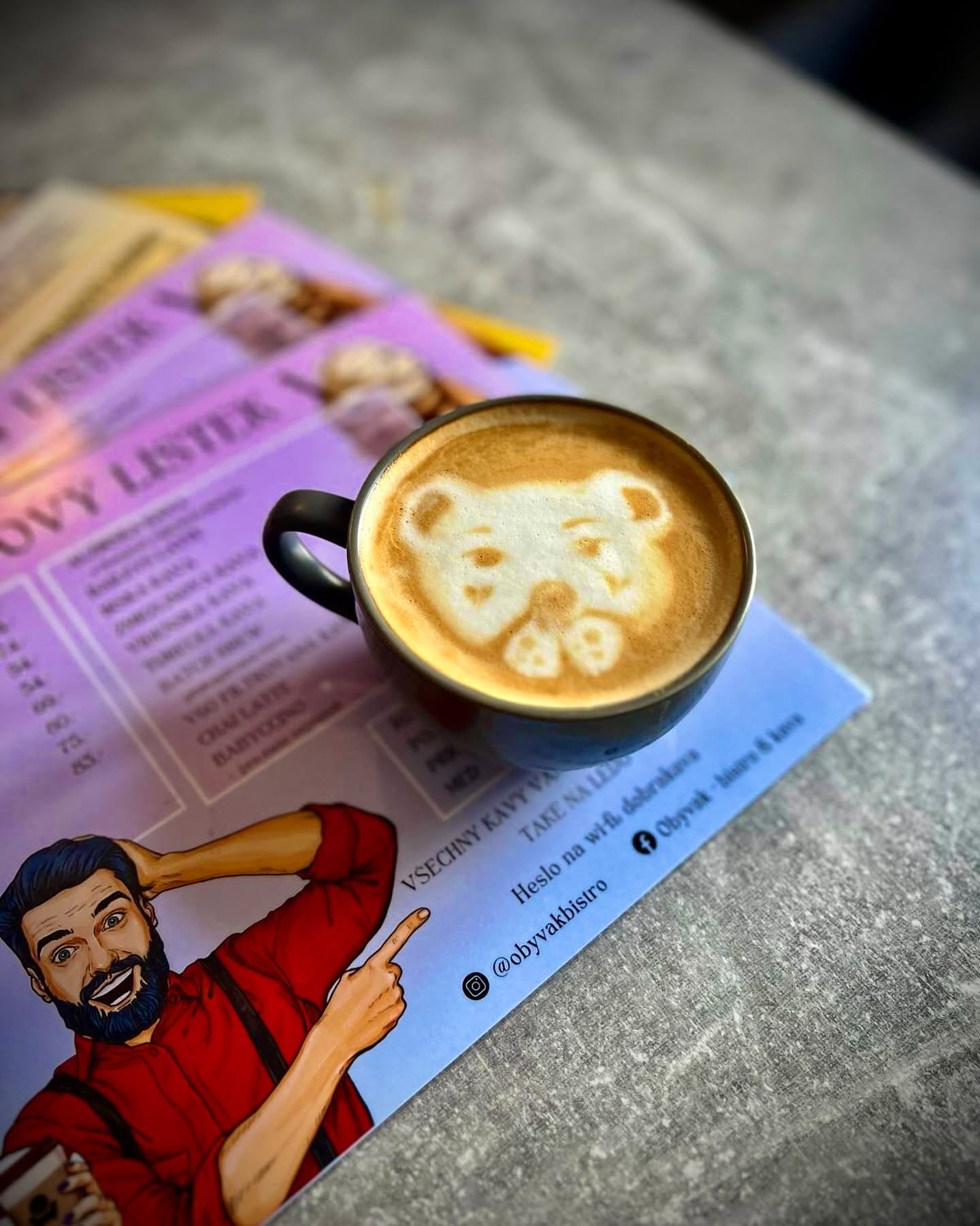 Cappuccino s latte art medvídka na kávovém lístku