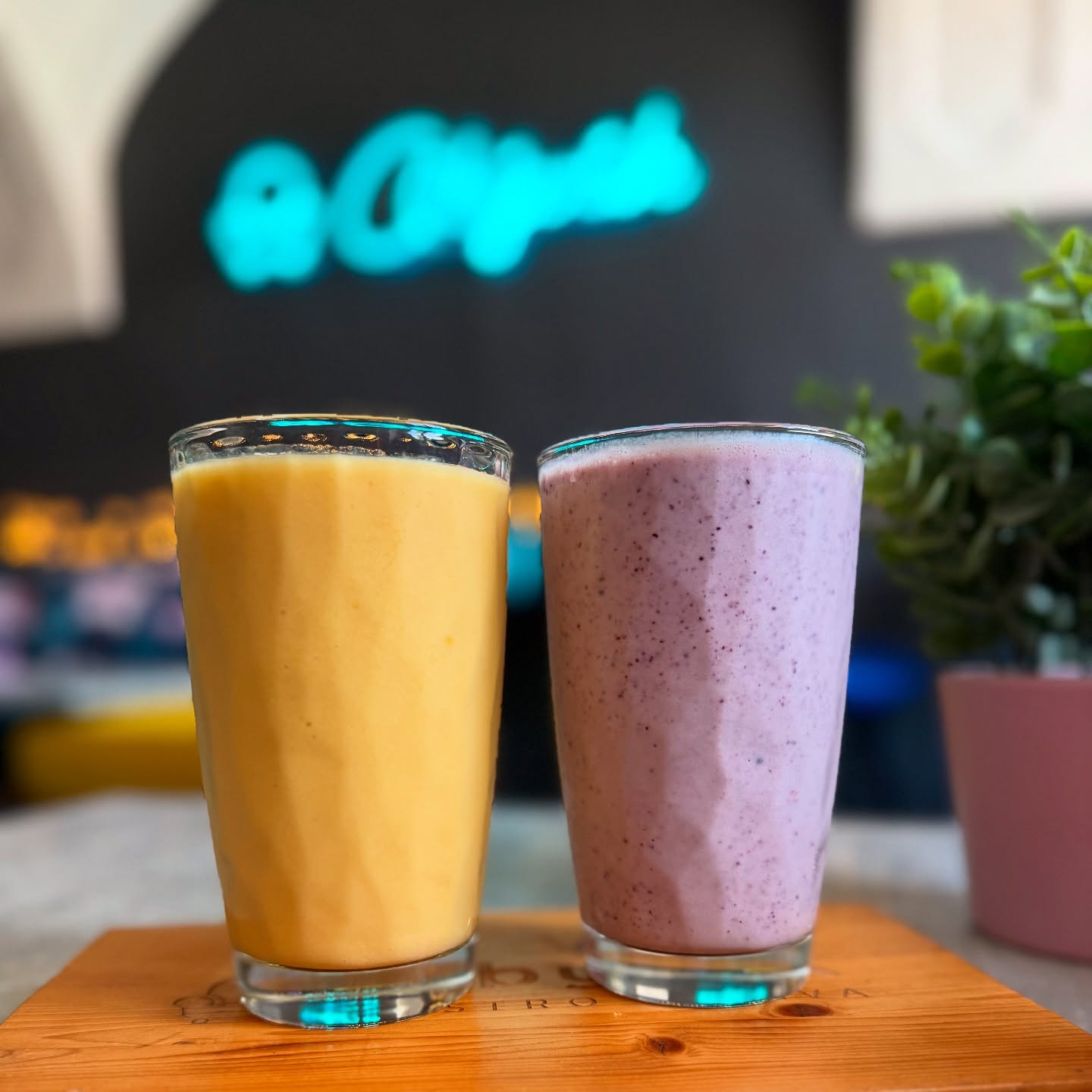 Dvě smoothie — mangové a borůvkové